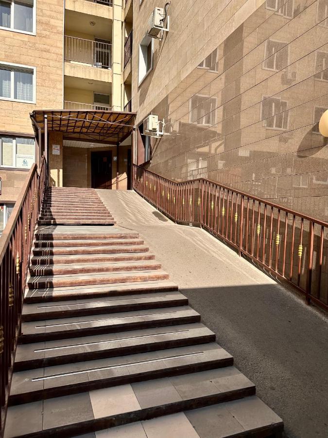 Жк Молодежный В Центре Алматы Almatý Exterior foto
